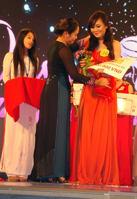 Dương Quỳnh Anh nhận giải Miss Áo dài